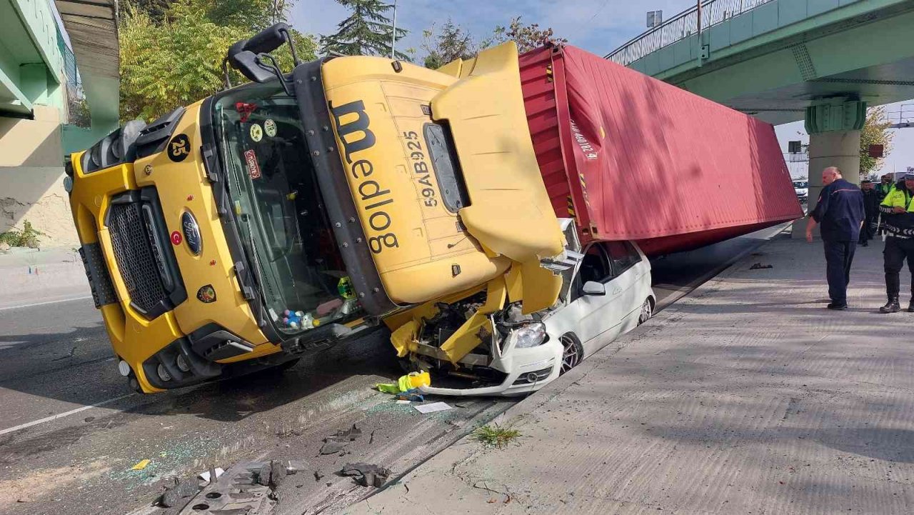 Bakırköy’de köprüye çarpan tır otomobilin üstüne devrildi: 1 yaralı