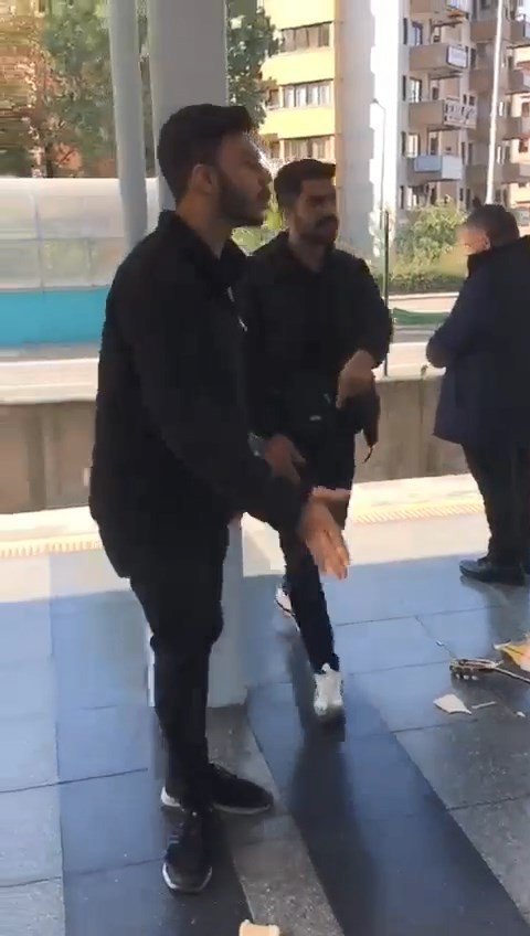 Bursa’da zabıtaya sinirlenen sokak müzisyenleri gitarını böyle kırdı