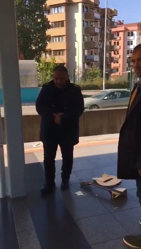 Bursa’da zabıtaya sinirlenen sokak müzisyenleri gitarını böyle kırdı