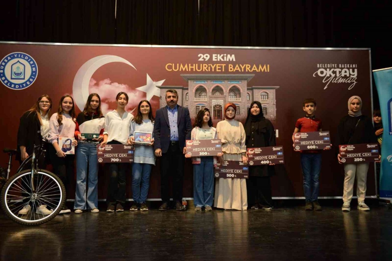 Cumhuriyeti en iyi anlatan öğrenciler Yıldırım’da ödüllendirildi