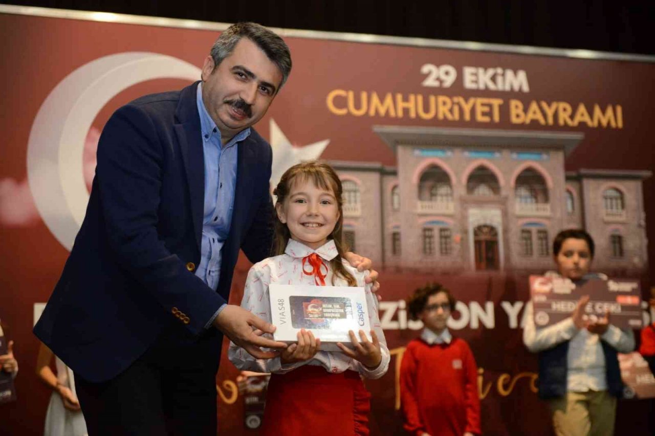 Cumhuriyeti en iyi anlatan öğrenciler Yıldırım’da ödüllendirildi