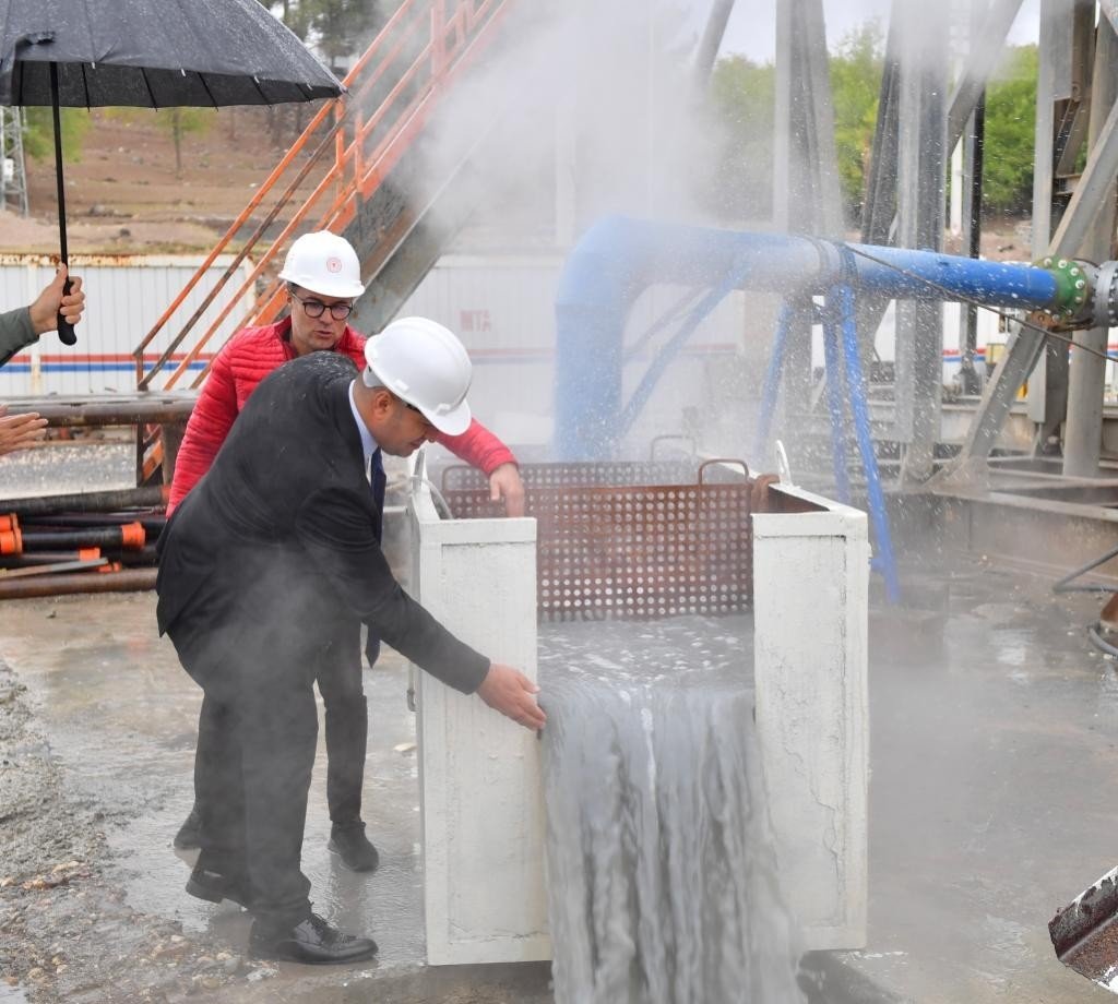 2 bin metre derinlikte jeotermal su kaynağına ulaşıldı