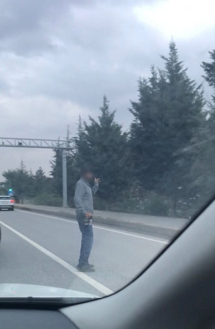 Seyir halindeki trafikte yola atlayarak adeta kazaya davetiye çıkardı