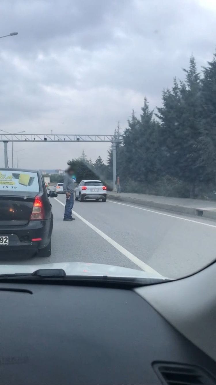 Seyir halindeki trafikte yola atlayarak adeta kazaya davetiye çıkardı