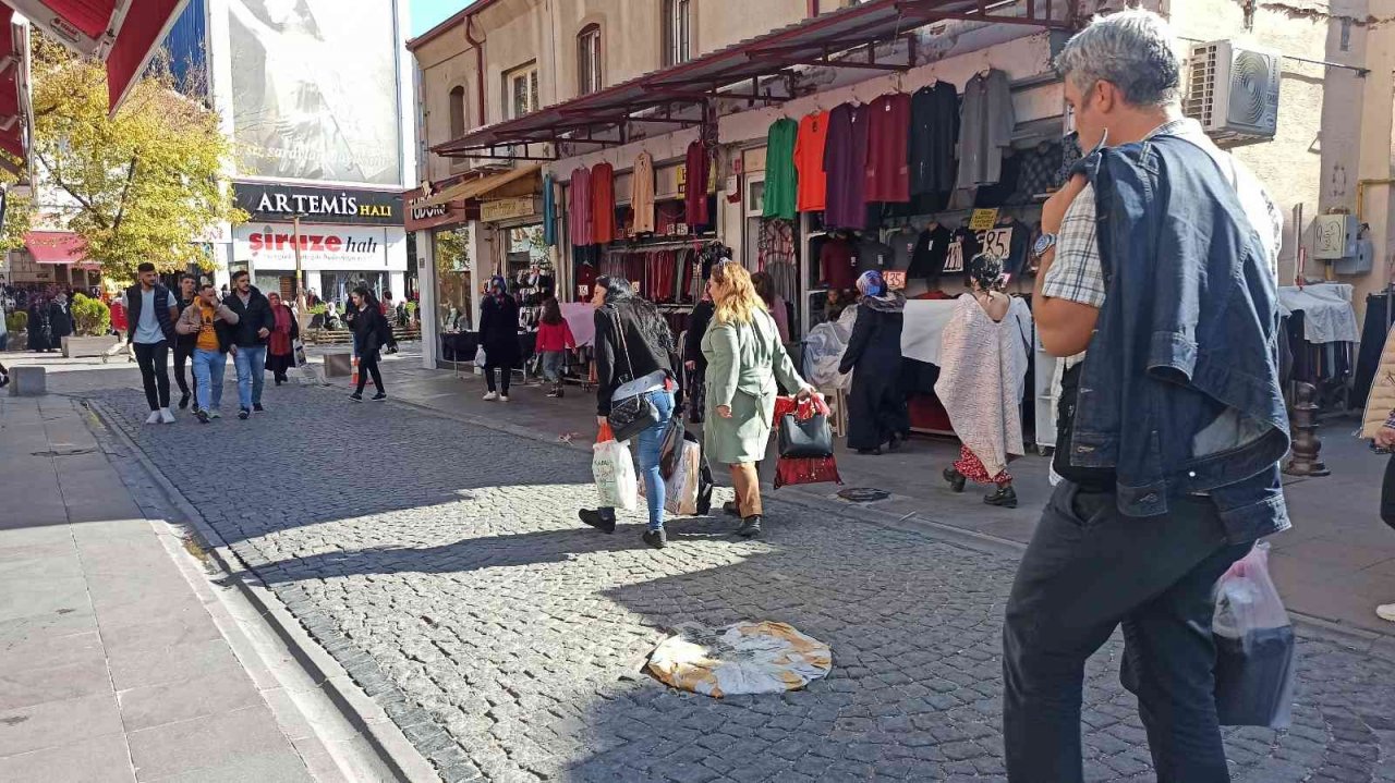 Eskişehir’in göbeğindeki işlek cadde 10 yıldır lağım kokuyor