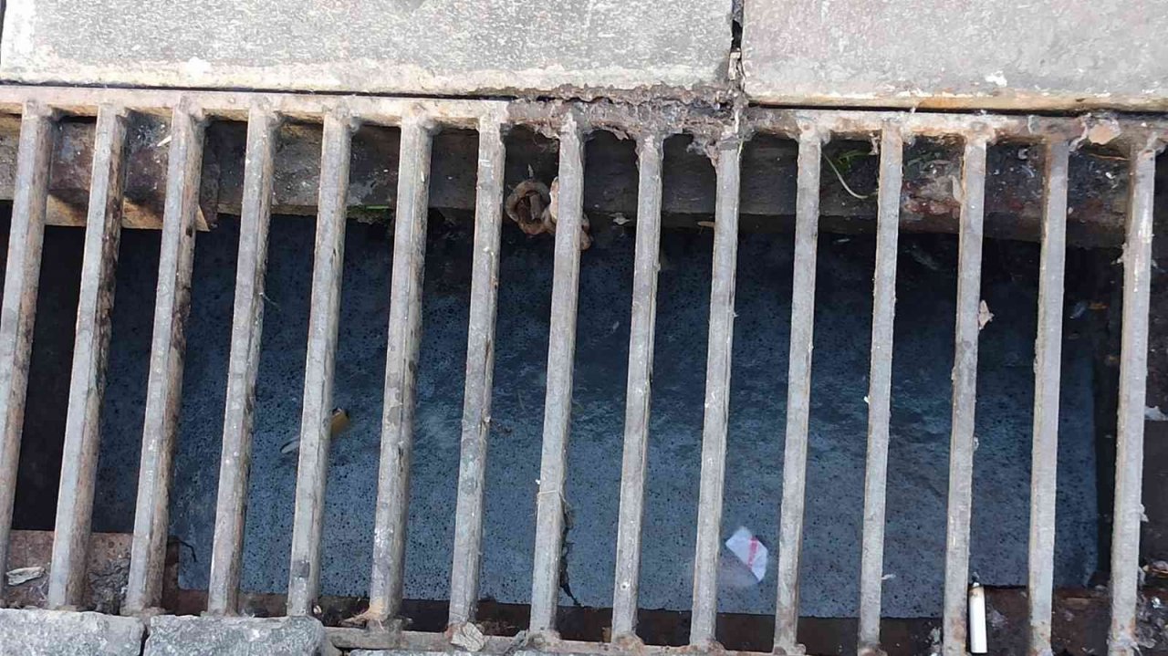 Eskişehir’in göbeğindeki işlek cadde 10 yıldır lağım kokuyor