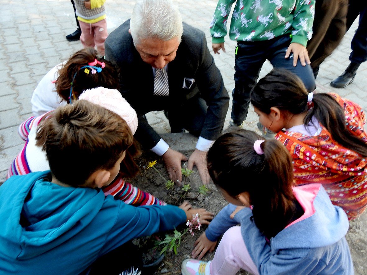 Çeşme’de, depremde hayatını kaybeden 21 çocuk anısına 21 çiçek dikildi