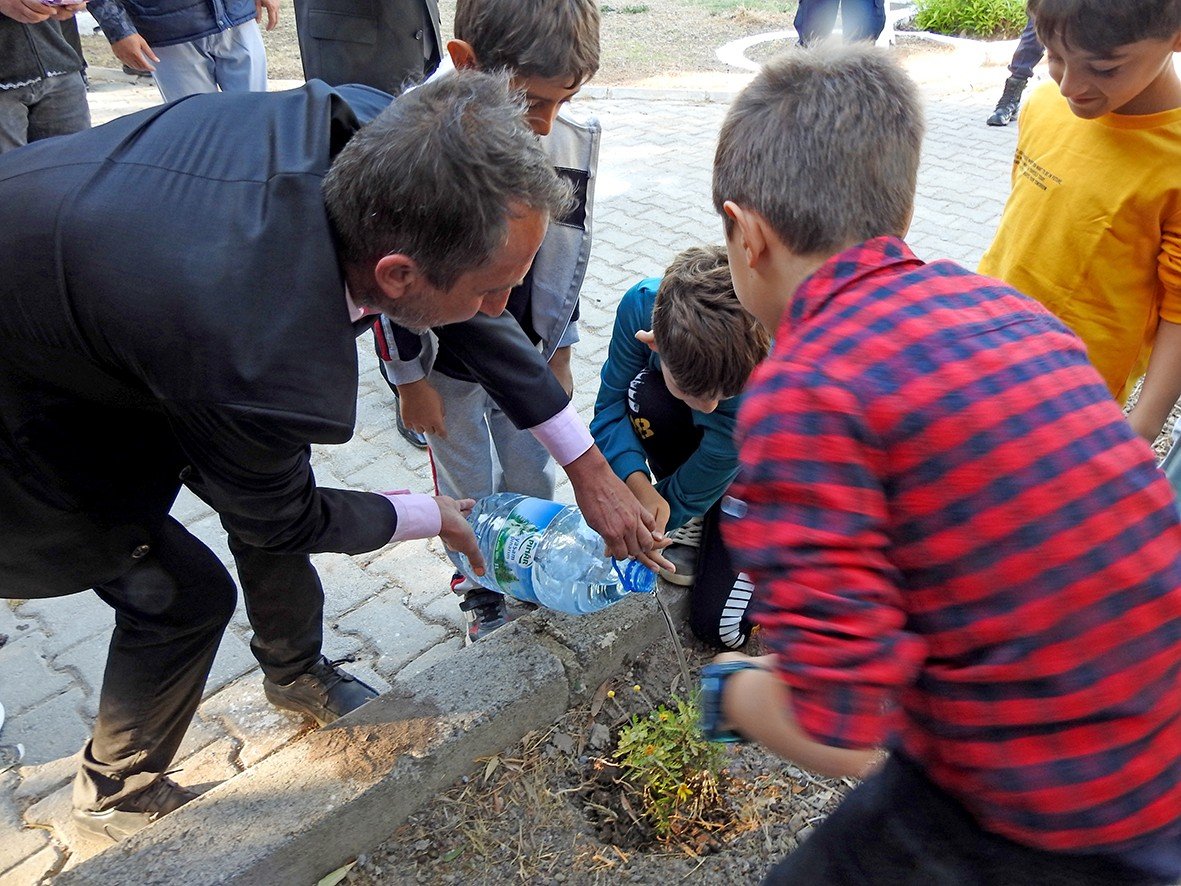 Çeşme’de, depremde hayatını kaybeden 21 çocuk anısına 21 çiçek dikildi