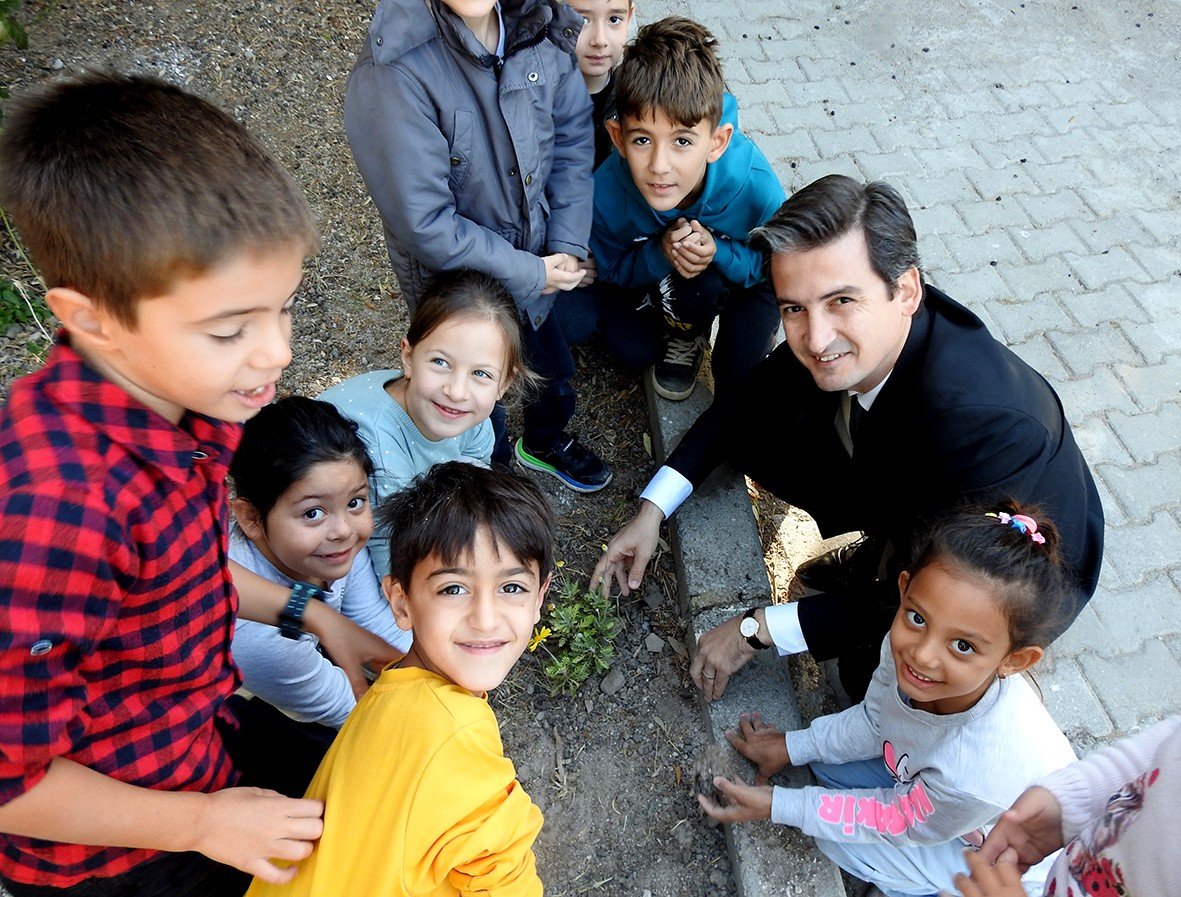 Çeşme’de, depremde hayatını kaybeden 21 çocuk anısına 21 çiçek dikildi