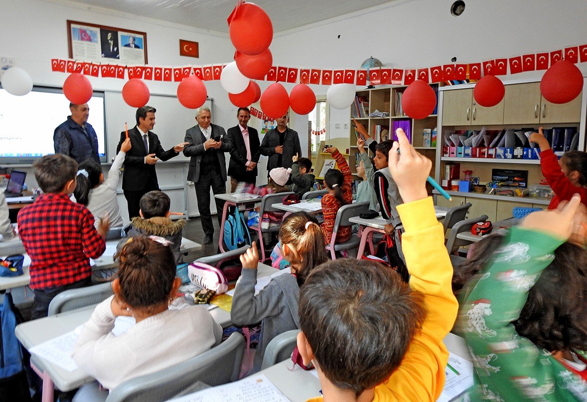 Çeşme’de, depremde hayatını kaybeden 21 çocuk anısına 21 çiçek dikildi