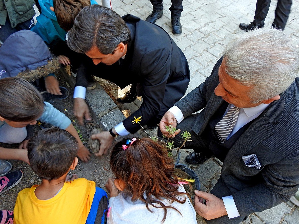 Çeşme’de, depremde hayatını kaybeden 21 çocuk anısına 21 çiçek dikildi