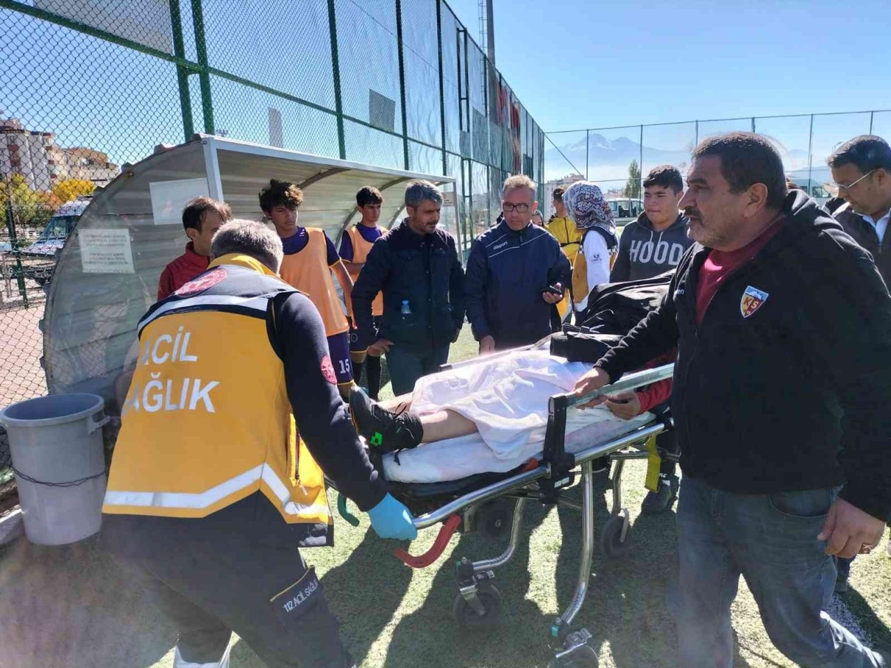 Maçta şekeri ve tansiyonu düşen kaleci hastaneye kaldırıldı