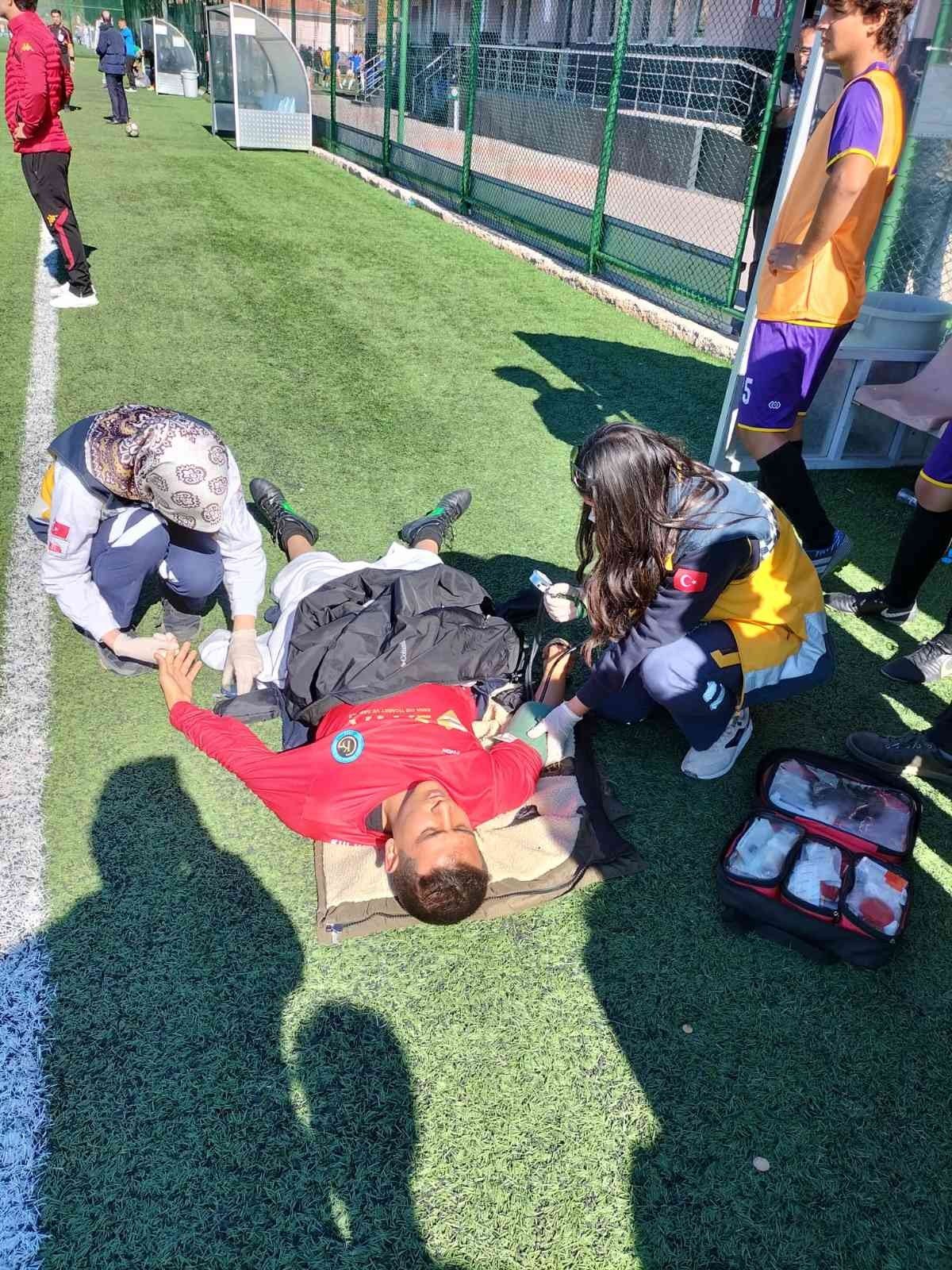 Maçta şekeri ve tansiyonu düşen kaleci hastaneye kaldırıldı