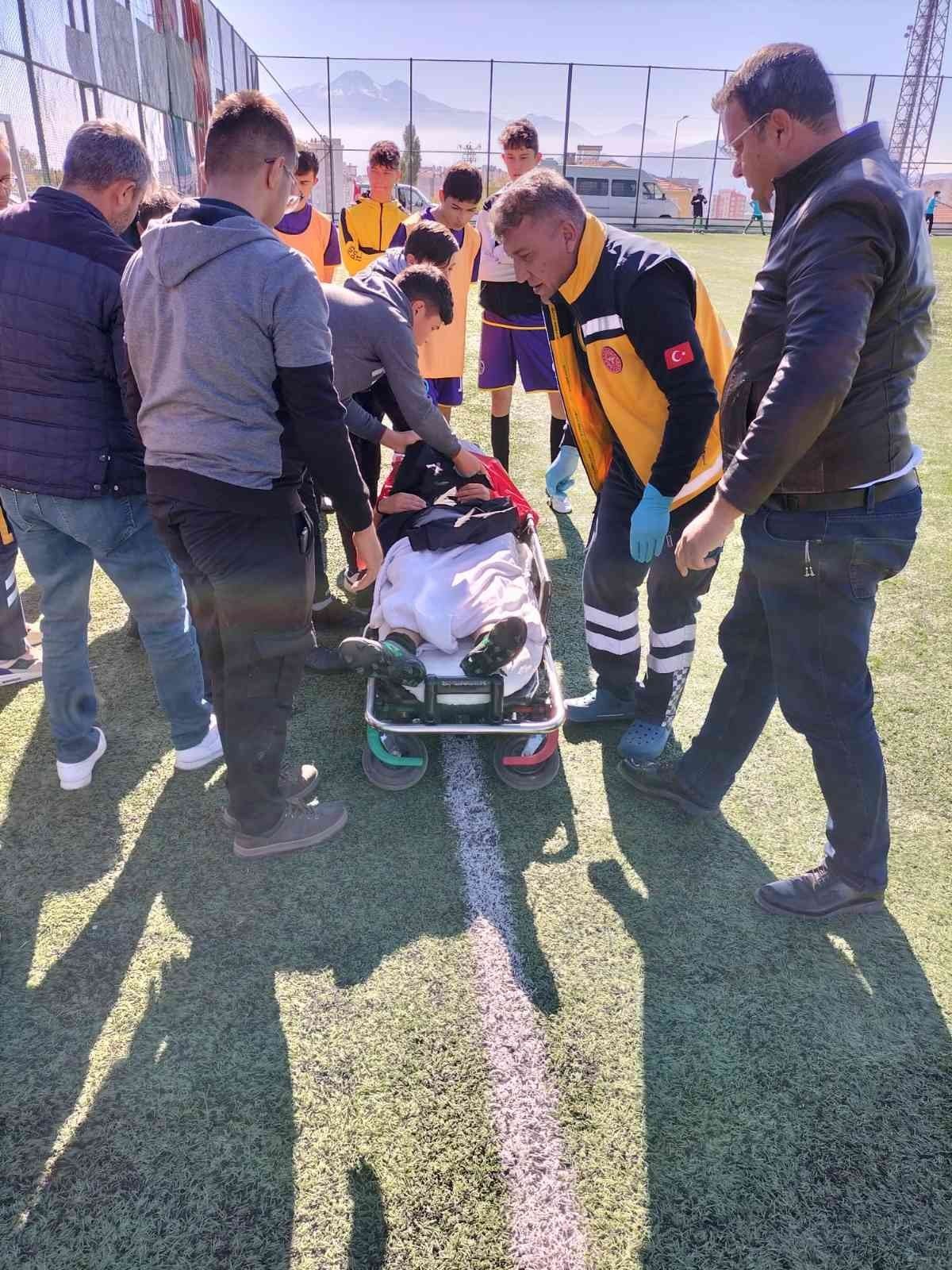 Maçta şekeri ve tansiyonu düşen kaleci hastaneye kaldırıldı