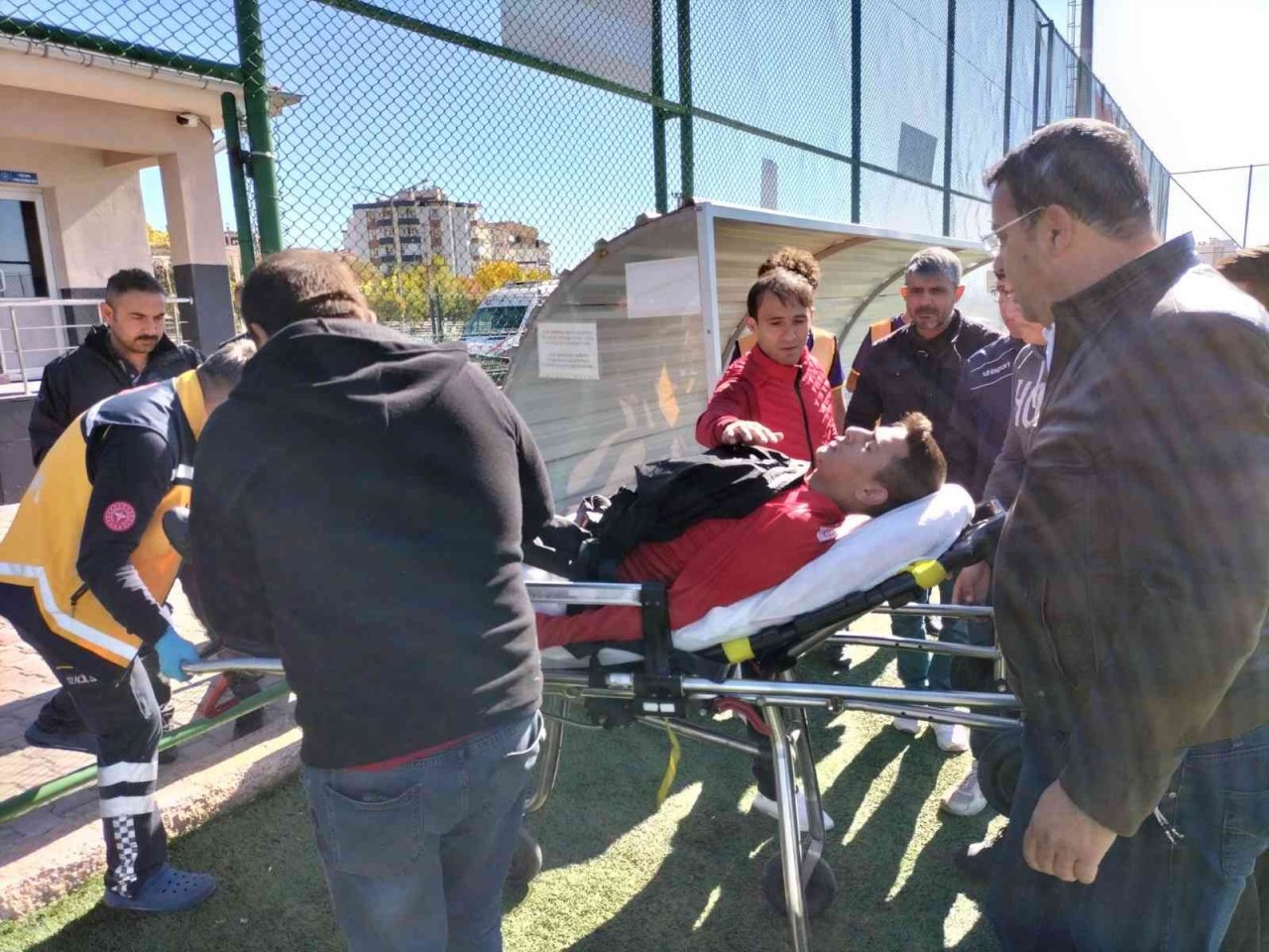 Maçta şekeri ve tansiyonu düşen kaleci hastaneye kaldırıldı