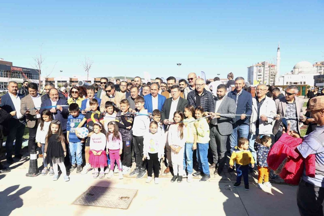 Uşak’ta 100. Yıl Parkı halkın kullanımına açıldı