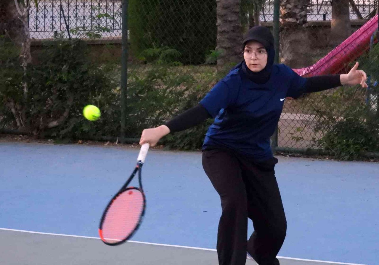 Kepez’de Cumhuriyet Kupası Tenis Turnuvası düzenlendi