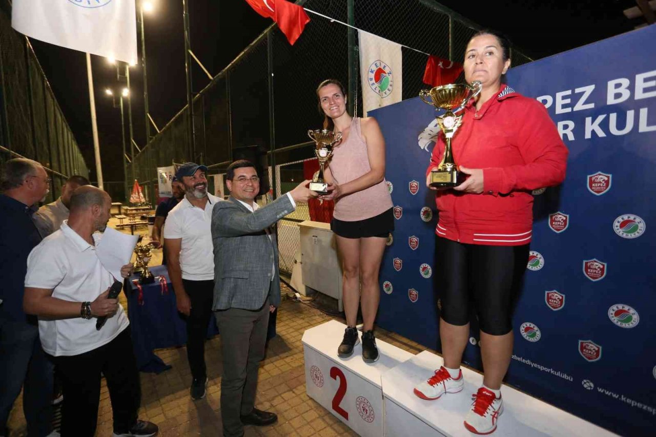 Kepez’de Cumhuriyet Kupası Tenis Turnuvası düzenlendi