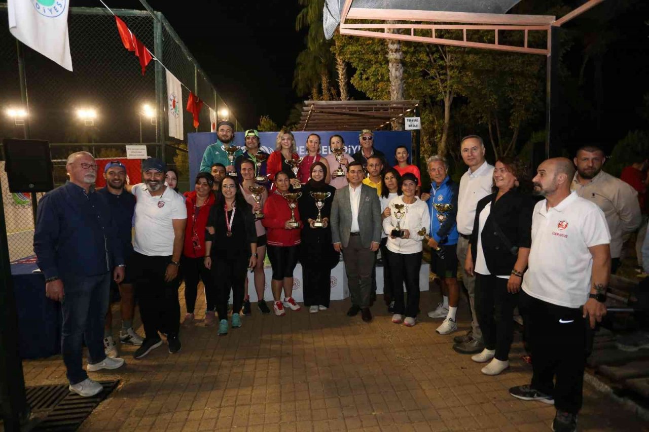 Kepez’de Cumhuriyet Kupası Tenis Turnuvası düzenlendi