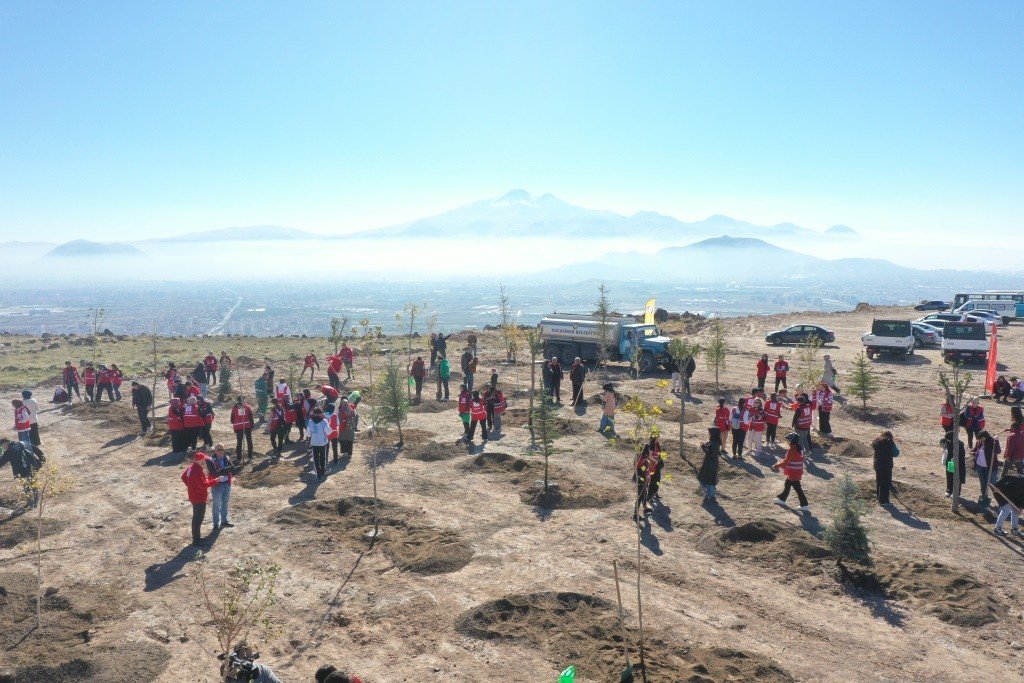Kocasinan Belediyesi, Kızılay Haftası’nı ağaçlarla taçlandırdı
