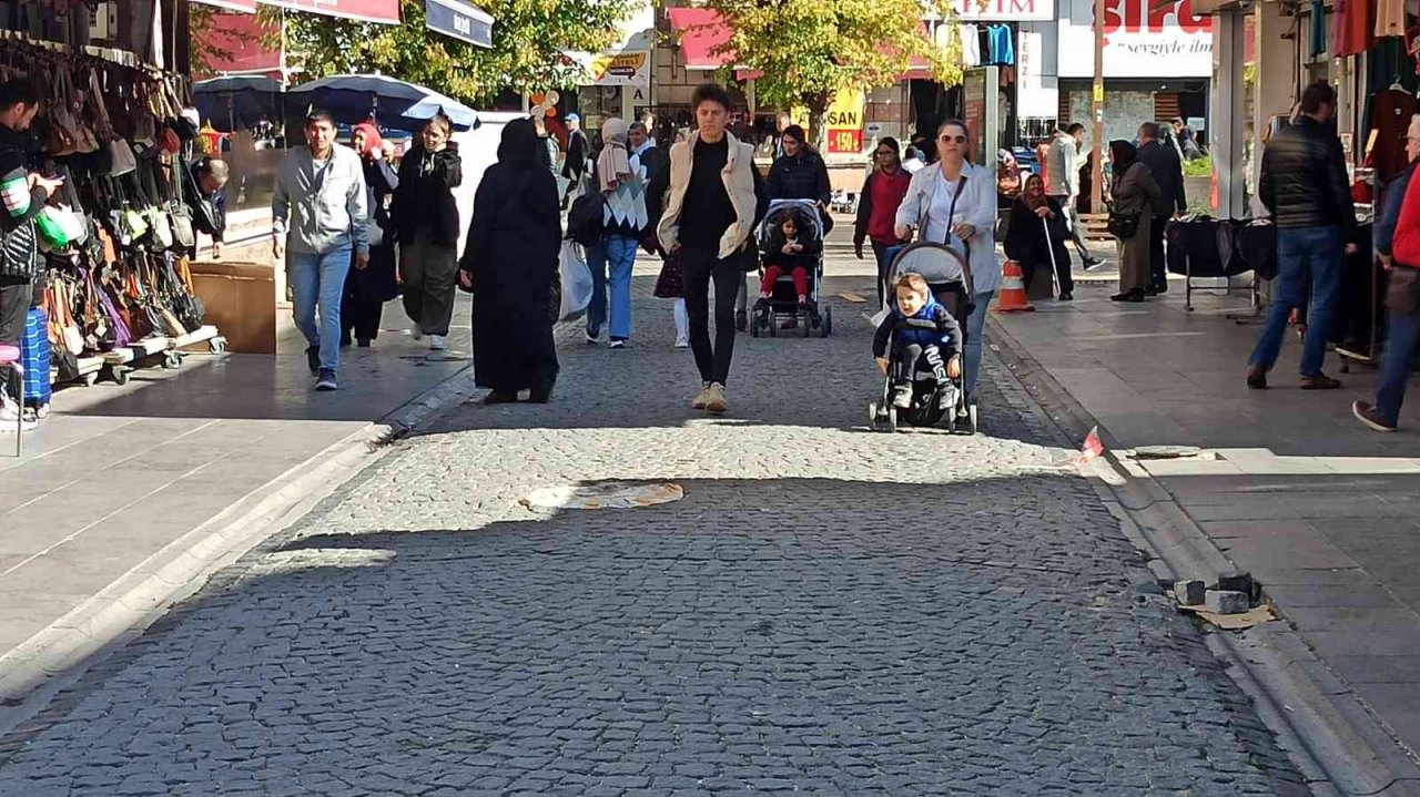 Eskişehir’in göbeğindeki işlek cadde 10 yıldır lağım kokuyor
