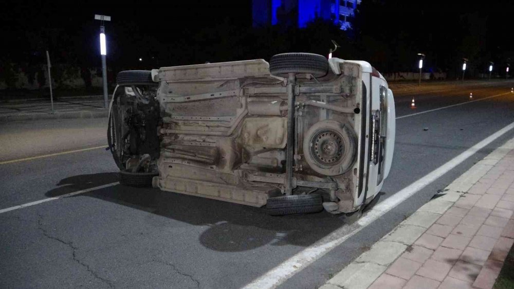 Refüje çarpan ticari araç yan yattı! 1 yaralı