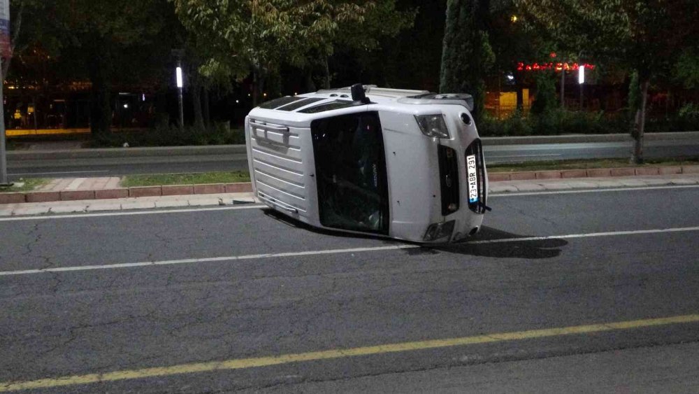 Refüje çarpan ticari araç yan yattı! 1 yaralı