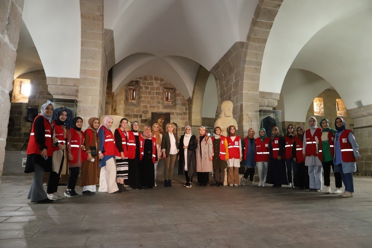 Başkan Güder’den kadınlara gezi jesti