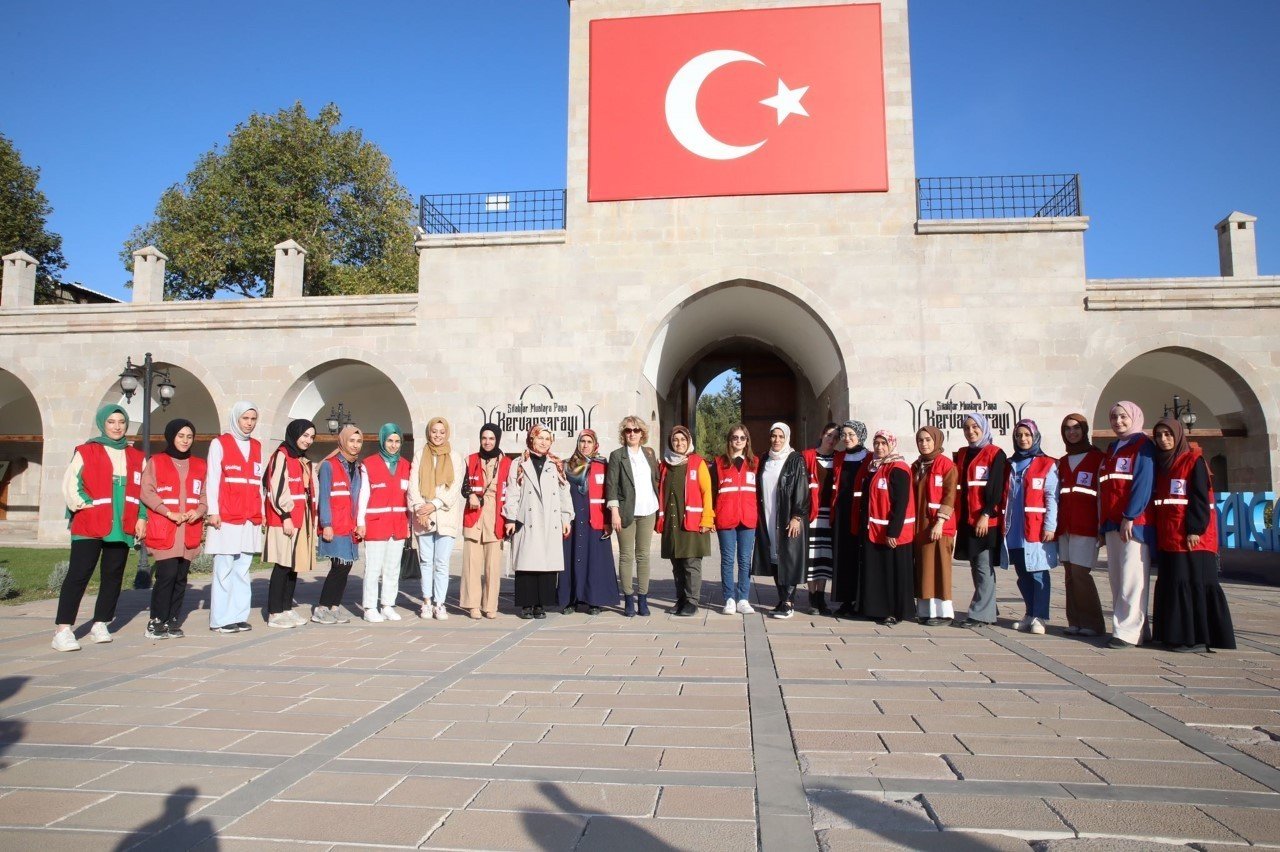 Başkan Güder’den kadınlara gezi jesti