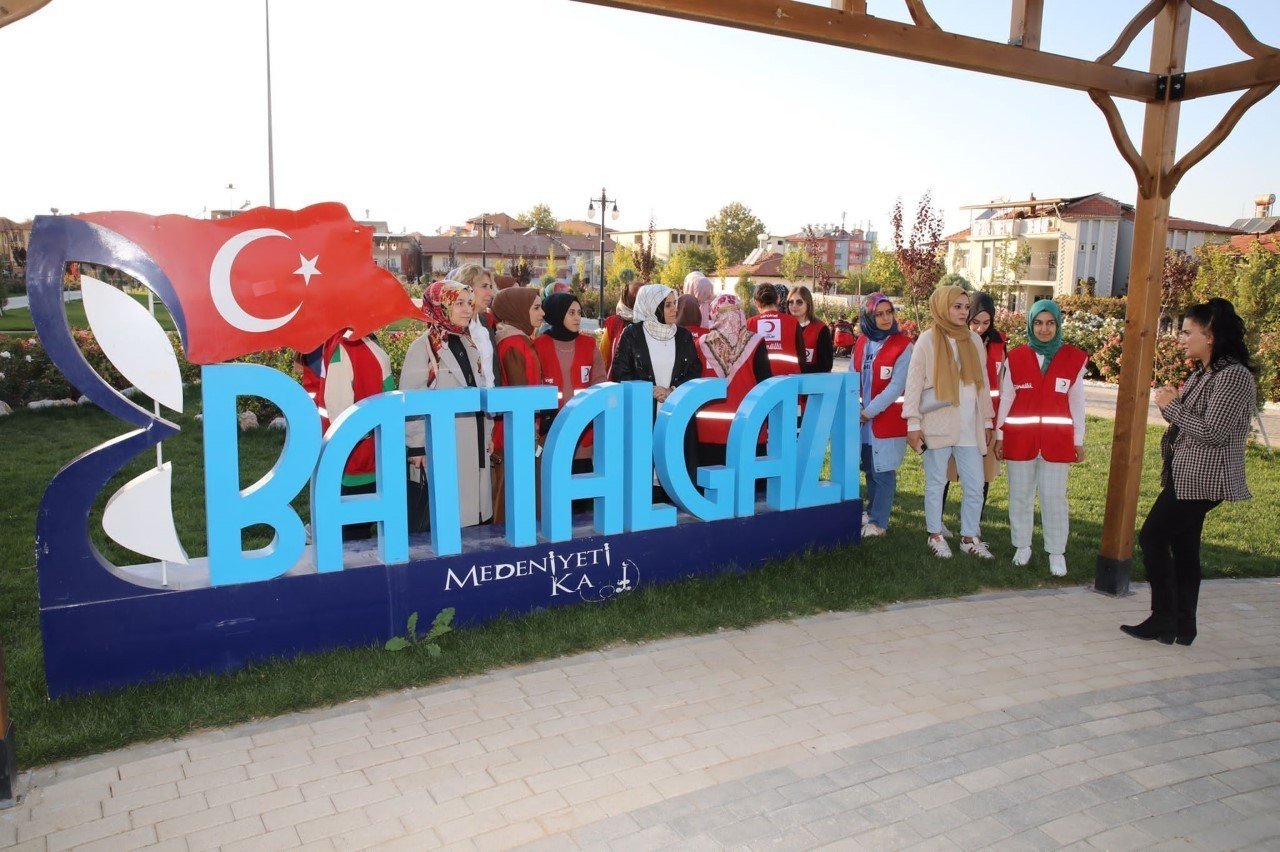 Başkan Güder’den kadınlara gezi jesti