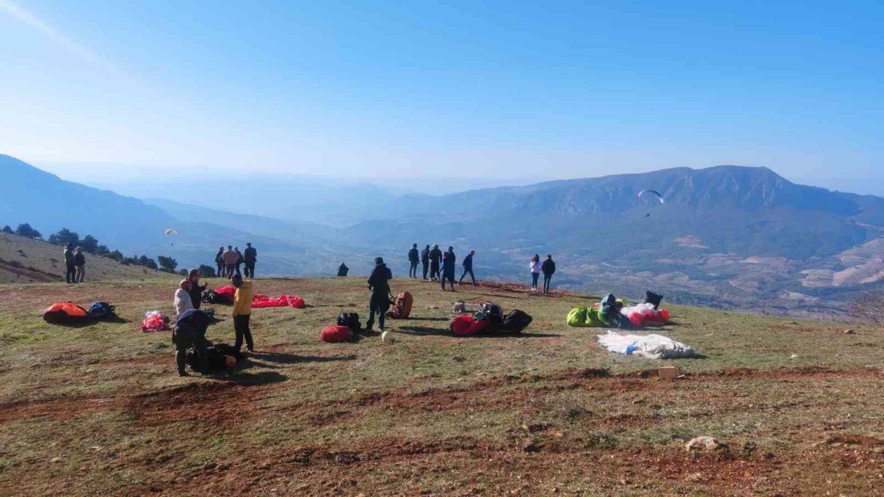 1300 rakımlı Hasan Dağı yamaç paraşütü tutkunlarının mekânı oldu