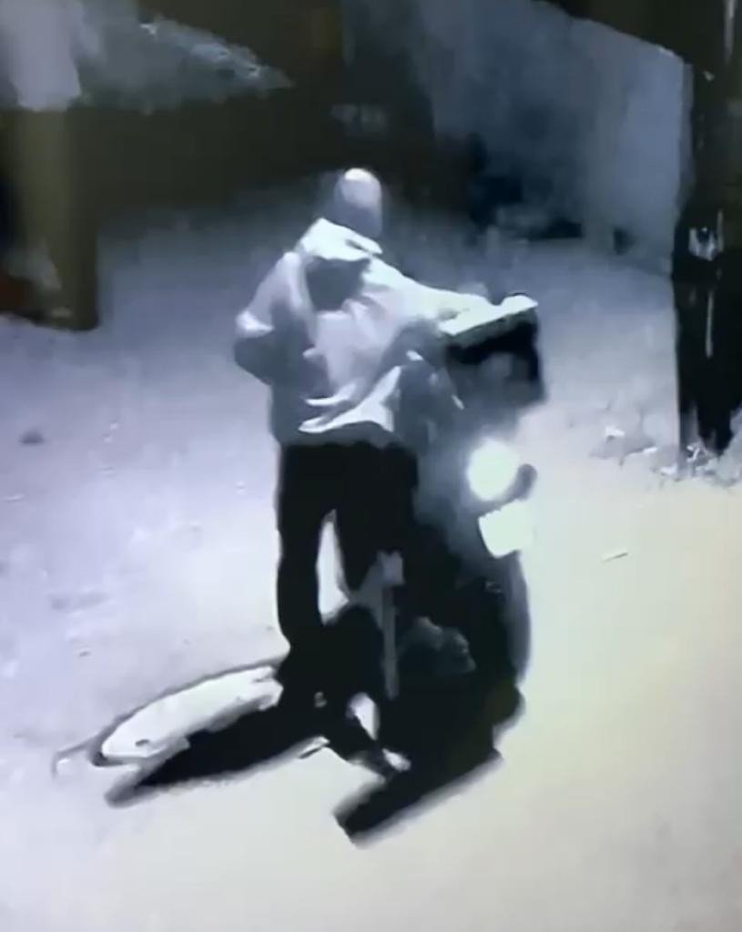 İki kişi motosikleti çaldı