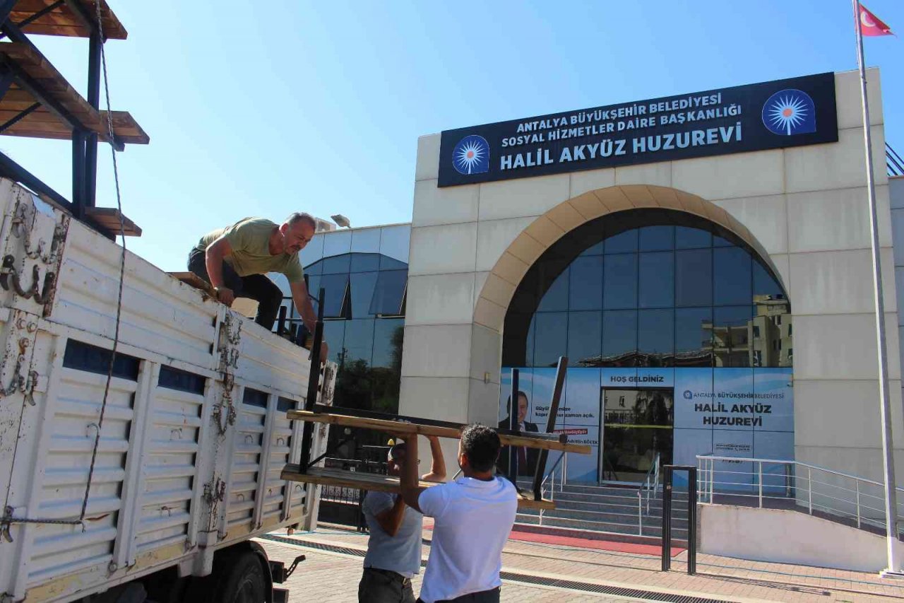 Büyükşehir’den bank ve piknik masası desteği