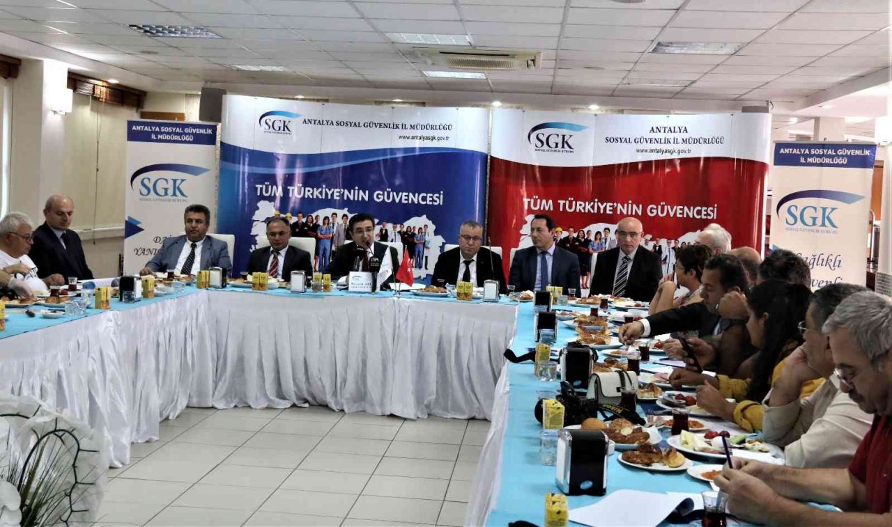 Turizm kenti Antalya’da 130 ülkeden 20 bin 872 yabancı uyruklu kişi istihdam ediliyor