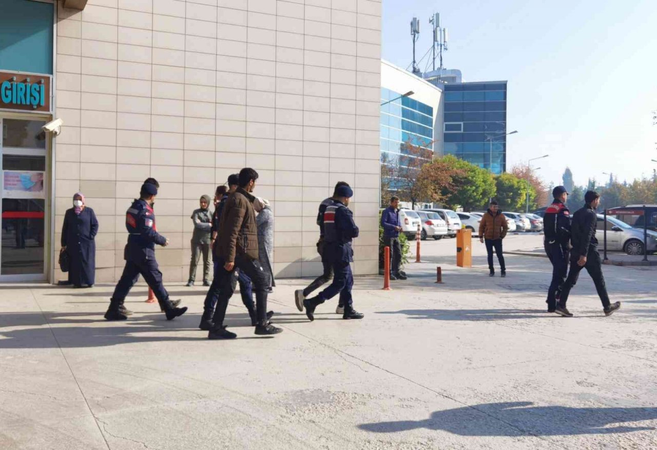 Bursa’da kaçak 10 göçmen yakalandı