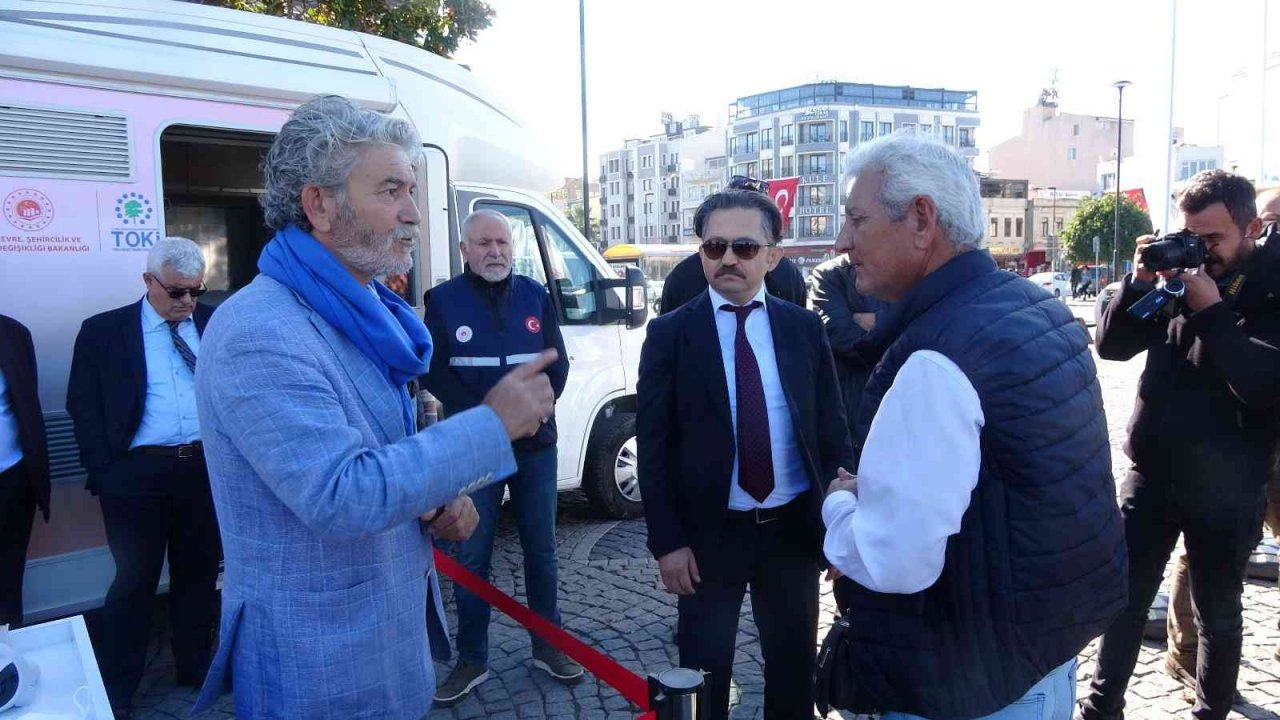 "Cumhuriyet tarihinin en büyük sosyal konut hamlesi projesi" vatandaşlara mobil araçla tanıtıldı