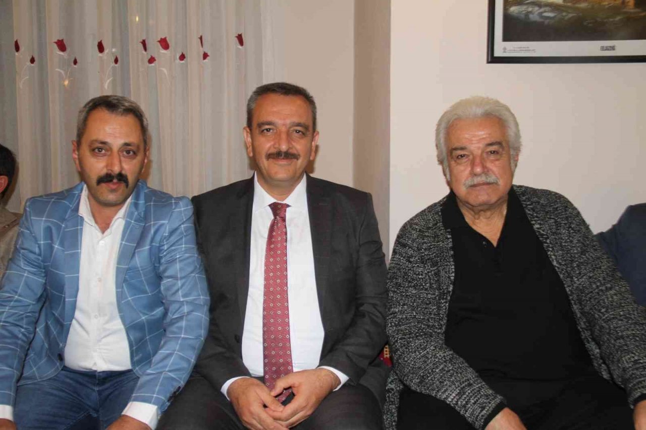 Usta sanatçı Serdar Gökhan, Elazığ kürsübaşı etkinliğinde doyasıya eğlendi