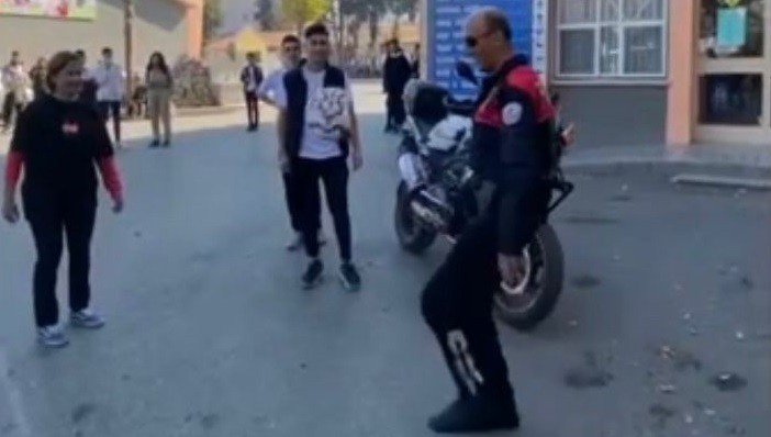 İzmir’de polis ile kadın öğretmenden futbol şov