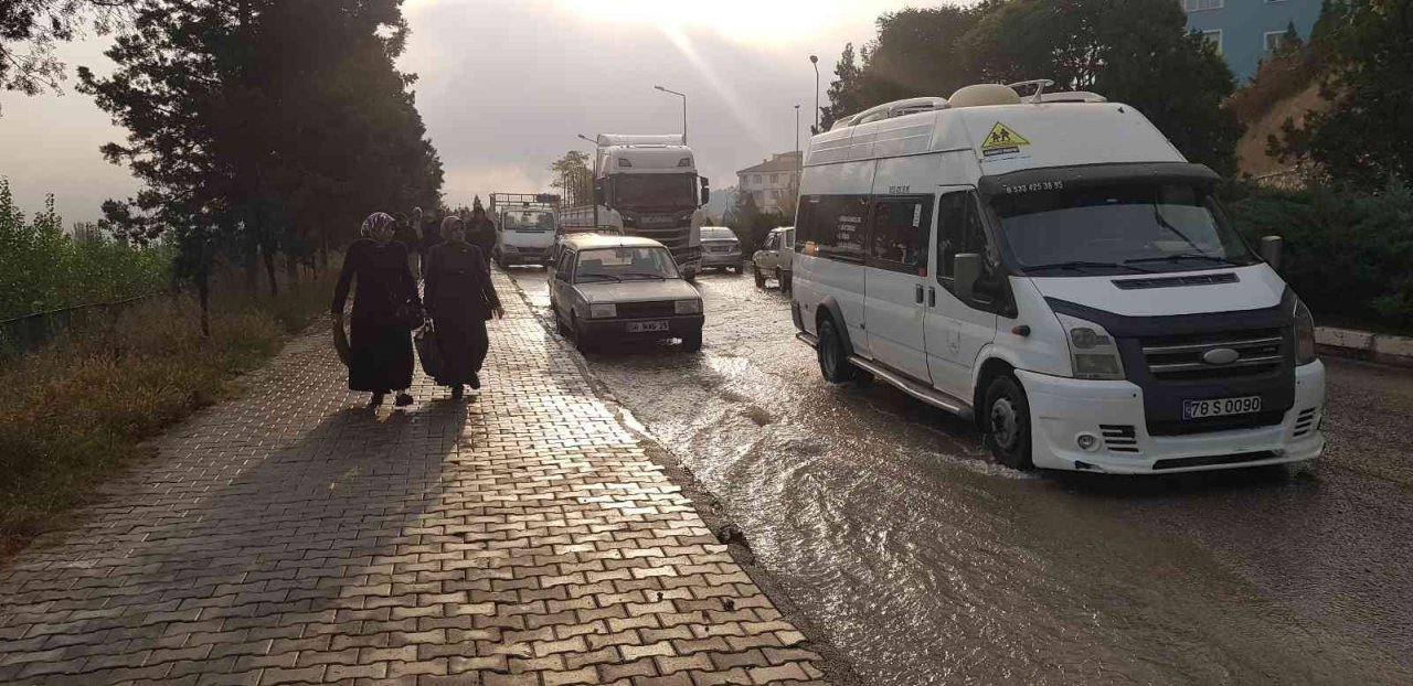 Patlayan su borusu asfaltı yerinden söküp yolları göle çevirdi