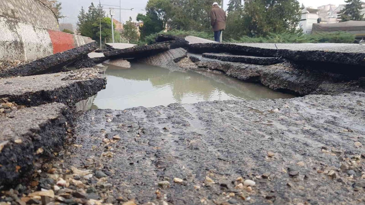 Patlayan su borusu asfaltı yerinden söküp yolları göle çevirdi