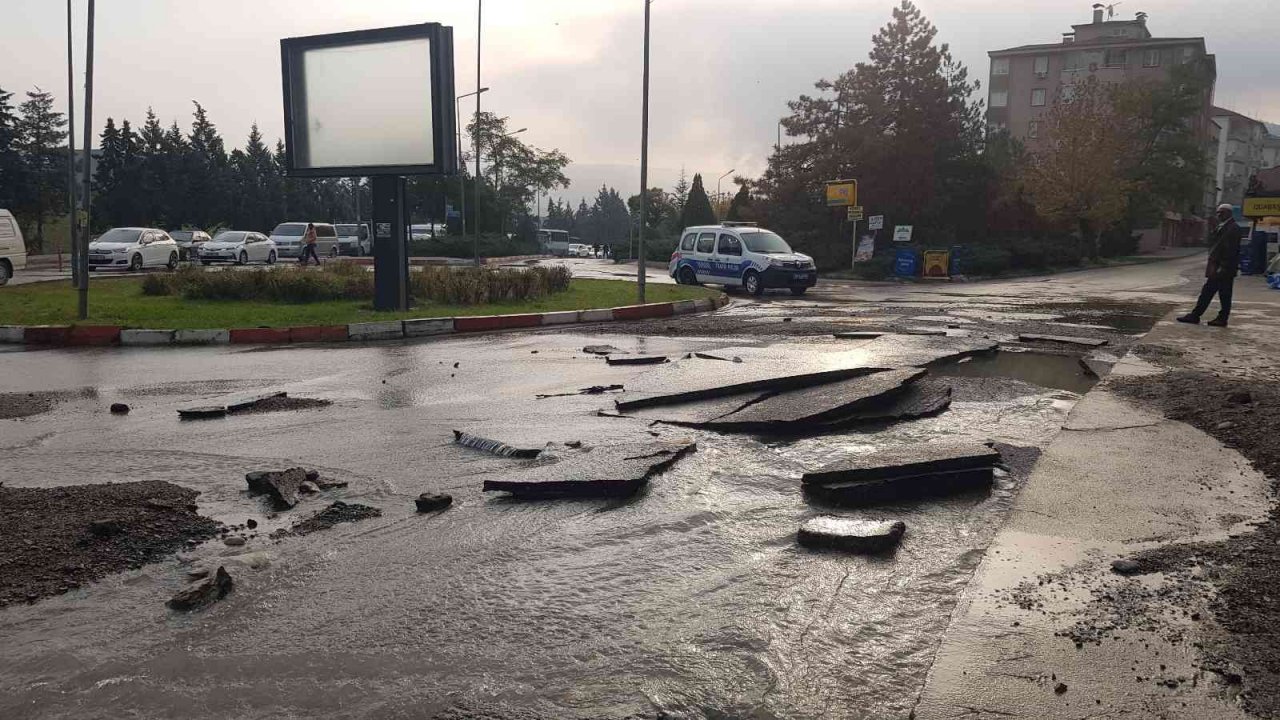 Patlayan su borusu asfaltı yerinden söküp yolları göle çevirdi