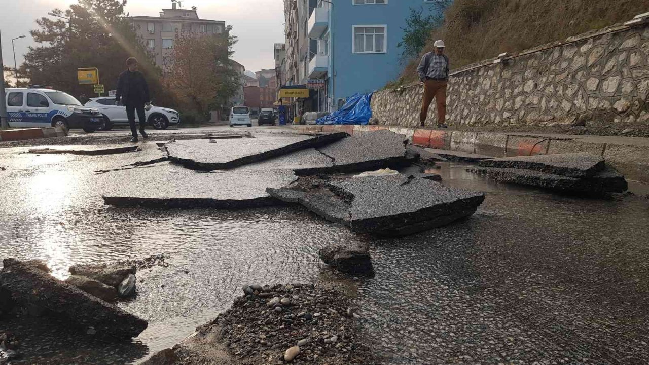 Patlayan su borusu asfaltı yerinden söküp yolları göle çevirdi