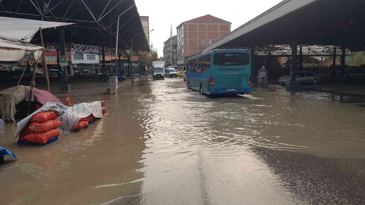 Patlayan su borusu asfaltı yerinden söküp yolları göle çevirdi