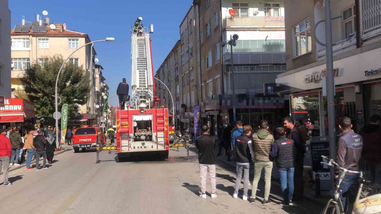Karaman’da 4 katlı binada çıkan yangını korkuttu