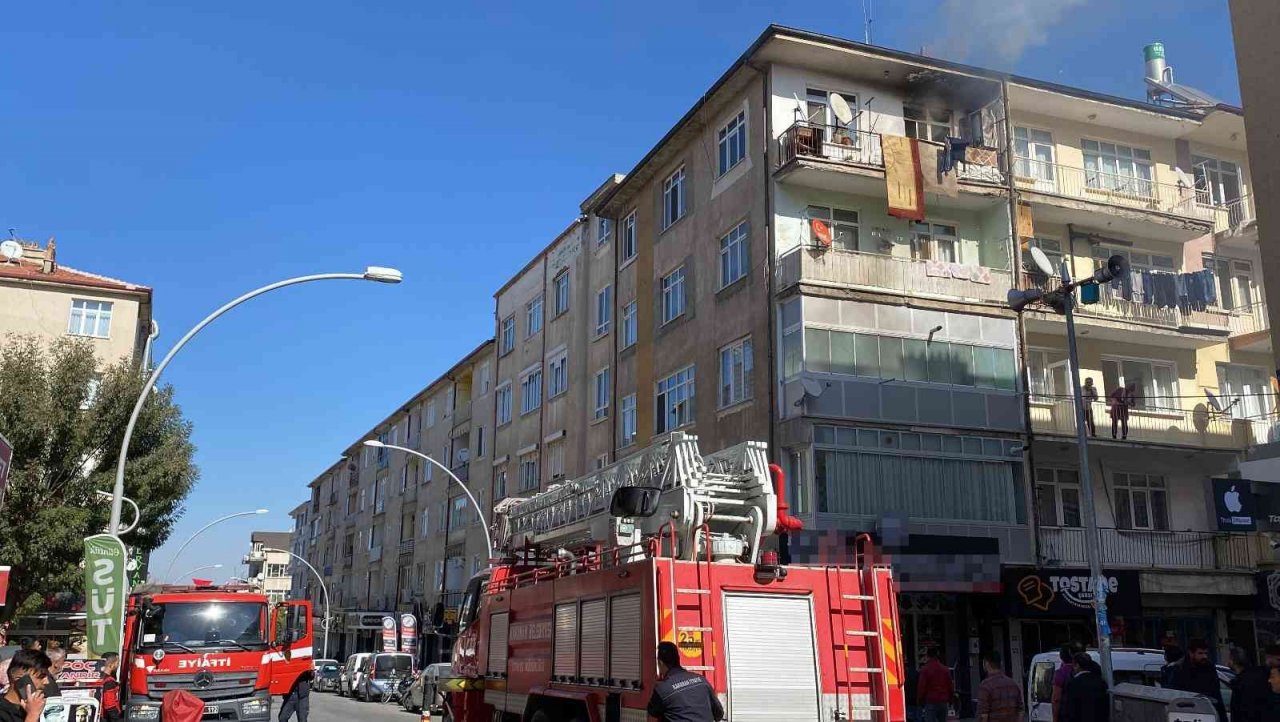 Karaman’da 4 katlı binada çıkan yangını korkuttu