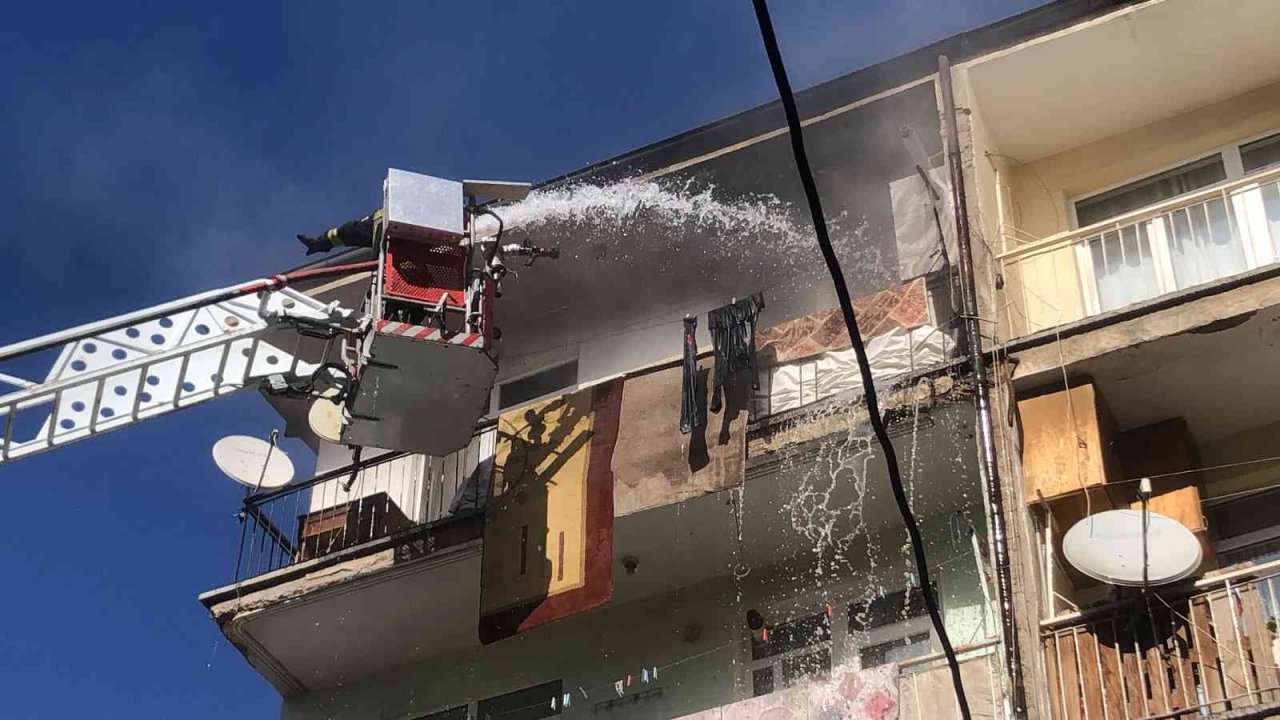 Karaman’da 4 katlı binada çıkan yangını korkuttu