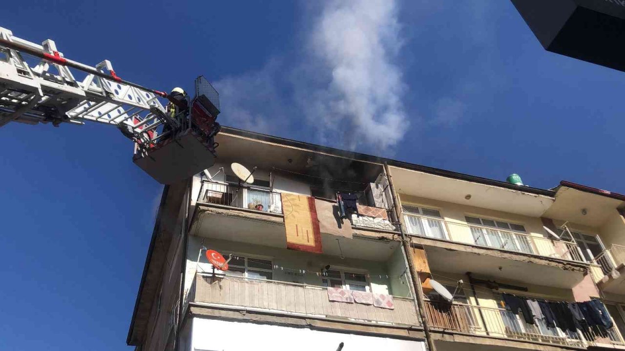 Karaman’da 4 katlı binada çıkan yangını korkuttu