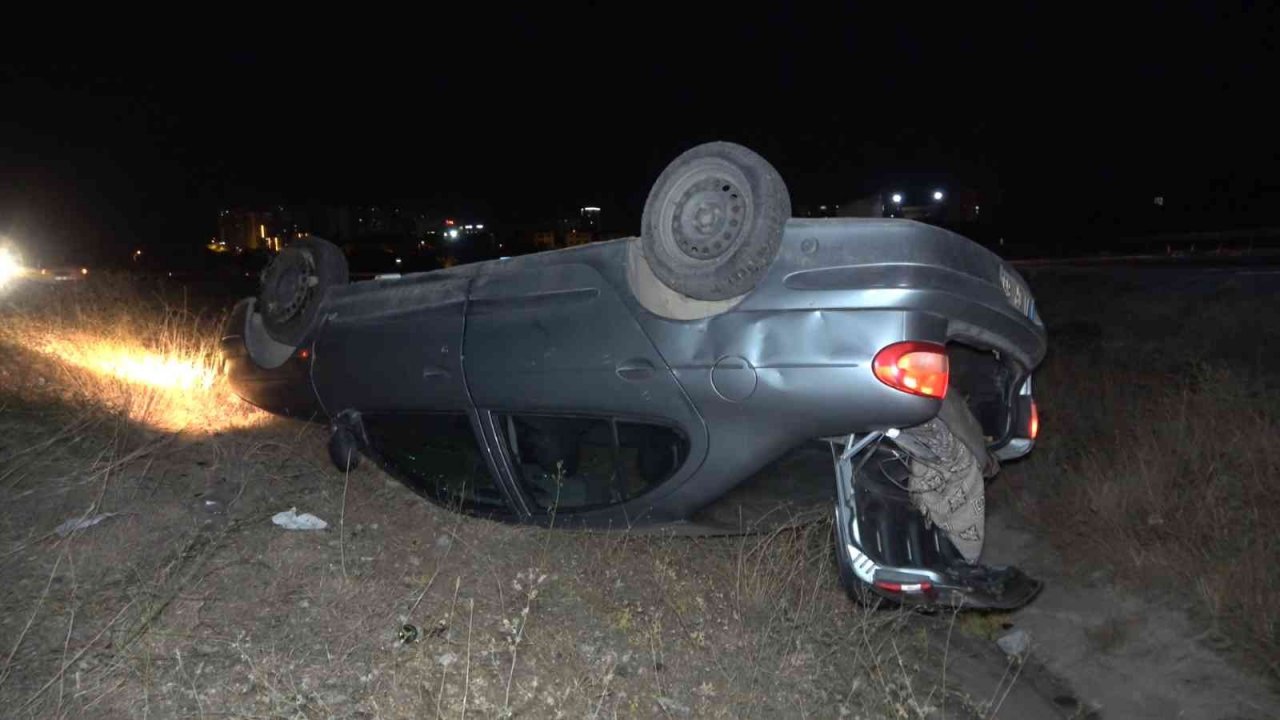 Takla atan otomobil şarampole devrildi: 2 yaralı