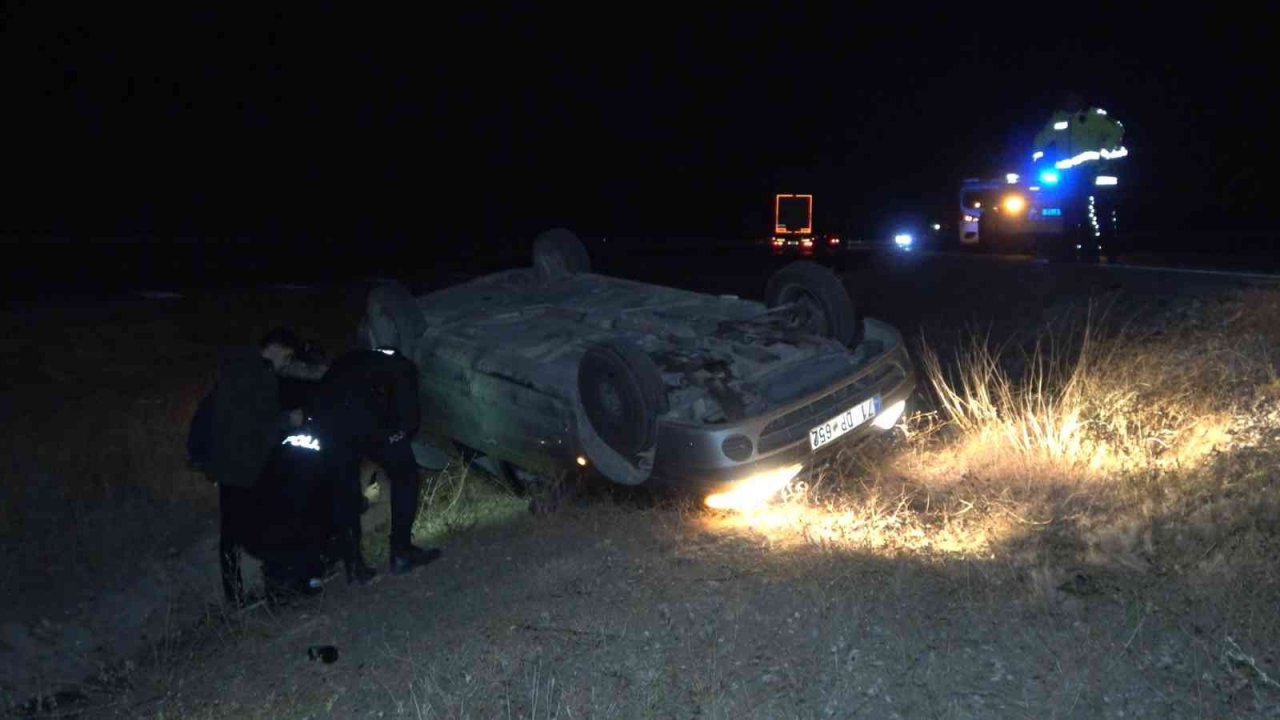 Takla atan otomobil şarampole devrildi: 2 yaralı