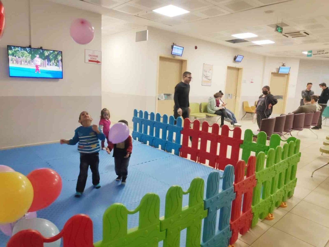 Hastanede tedaviye gelen çocuklara oyun alanı düzenlendi